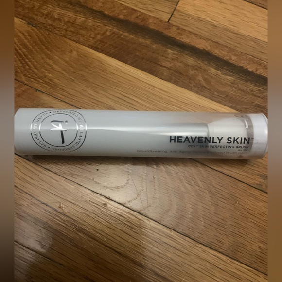 IT Cosmetics CC+ Skin Perfecting Brush - Picture 2 of 3